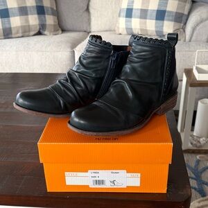 Miz Mooz Leather Ankle Booties Lynda Color Ocean
Size 8M